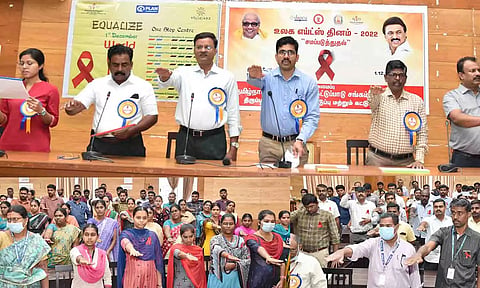 கலெக்டர் வினீத் தலைமையில் உறுதிமொழி ஏற்ற அலுவலர்கள்.&nbsp;