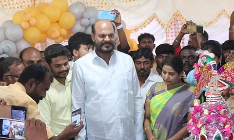 பிறந்த நாளை முன்னிட்டு  ஜான்பாண்டியனை    மாநகர மாவட்ட செயலாளர் துரைப்பாண்டியன்,   இளைஞரணி செயலாளர் முத்துப்பாண்டி ஆகியோர் சந்தித்து வாழ்த்து தெரிவித்ததையும், 50 கிலோ கேக் வெட்டி கொண்டாடியதையும் படத்தில் காணலாம்.