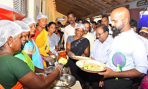 ராமநாதபுரம் சுவாட்சுஸ் பள்ளி வளாகத்தில் அமைக்கப்பட்டிருந்த செறிவூட்டப்பட்ட உணவு கண்காட்சியை கலெக்டர் ஜானிடாம் வர்கீஸ் பார்வையிட்டார்.