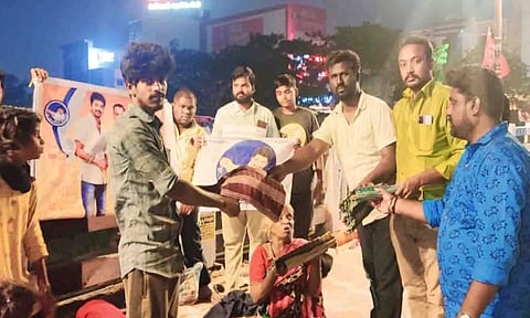 விஜய் மக்கள் இயக்க தொண்டரணி சார்பில்  சாலையோரம் வசிக்கும் மக்களுக்கு உதவிகள்
