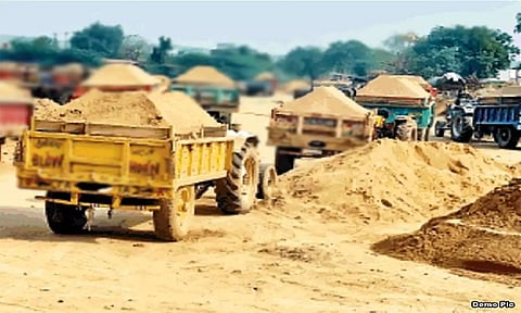 மணல் கடத்தலுக்கு பயன்படுத்திய டிராக்டர் பறிமுதல்