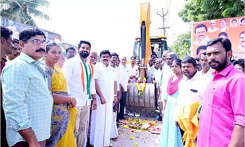 பண்டாரவிளையில் இருந்து பெருங்குளம் வரை தார் சாலை அமைக்கும் பணியை ஊர்வசி அமிர்தராஜ் எம்.எல்.ஏ தொடங்கி வைத்த காட்சி.