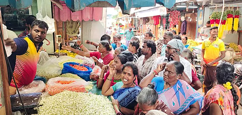கடலூர்  திருப்பாதிரிபுலியூர்  மார்க்கெட்டில் பூக்கள் விலை 3 மடங்கு உயர்வு