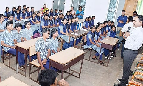 அரசு மாதிரி  பள்ளி  செயல்பாடுகள் குறித்து கலெக்டர் நேரடி ஆய்வு