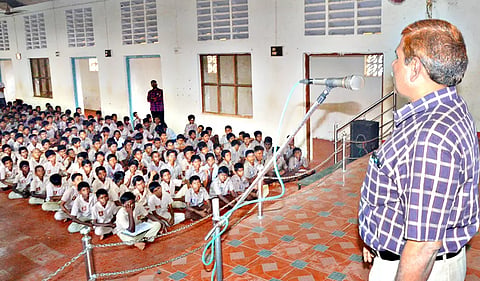 சாலை விதிகள் விழிப்புணர்வு கூட்டம்