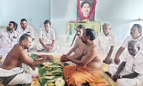 மறைந்த  முதல்- அமைச்சர் ஜெயலலிதாவுக்கு திதி கொடுத்த முன்னாள் அமைச்சர் ஓ.எஸ்.மணியன்.