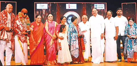 விழாவில் எல்.ஆர்.ஈஸ்வரி, தோட்டா தரணி உள்ளிட்டோருக்கு முன்னாள் துணை ஜனாதிபதி வெங்கையா நாயுடு விருது வழங்கியபோது எடுத்த படம். 