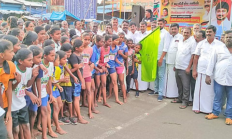 போட்டியை மார்க்கண்டேயன் எம்.எல்.ஏ.  கொடியசைத்து தொடங்கி வைத்த காட்சி.