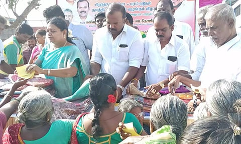 நலத்திட்ட உதவிகளை அமைச்சர் கீதாஜீவன், மேயர் ஜெகன் பெரியசாமி ஆகியோர் வழங்கிய காட்சி.&nbsp;