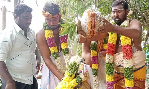 கோவில் கலசத்தில் புனிதநீர் ஊற்றி கும்பாபிஷேகம் நடைபெற்றது.