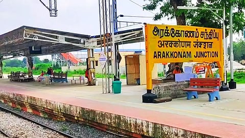 அரக்கோணம் ரெயில் நிலையத்தில் காட்சி பொருளான நகரும் படிக்கட்டுகள்