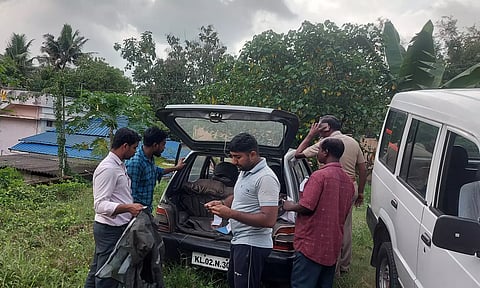 அருமனை போலீசார் திருட்டு போன  கார் நின்றிருந்த இடம் வந்து விசாரித்து காரை மீட்டு உரிமையாளரிடம் ஒப்படைத்போது எடுத்த படம்&nbsp;