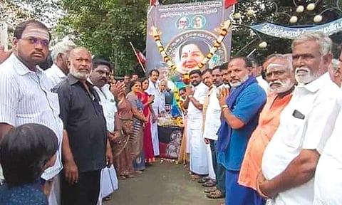 &nbsp;ஜெயலலிதாவின் உருவப்படத்திற்கு மலர்தூவி அஞ்சலி செலுத்திய காட்சி.