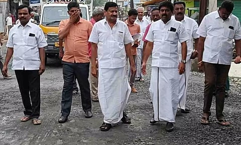 தார்ச்சாலை பணிகளை மேயர் தினேஷ்குமார் ஆய்வு செய்த காட்சி.&nbsp;
