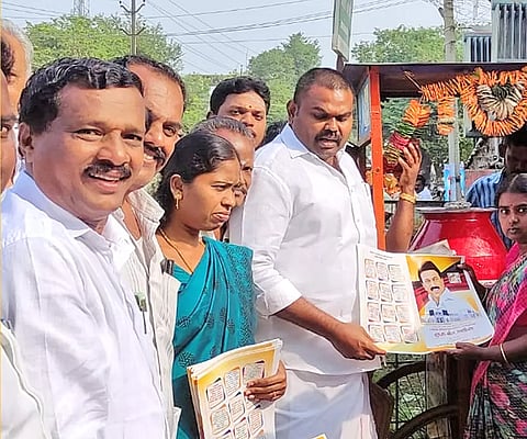 துண்டு பிரசுரத்தை ராஜா எம்.எல்.ஏ. பொதுமக்களுக்கு வழங்கிய போது எடுத்த படம்.