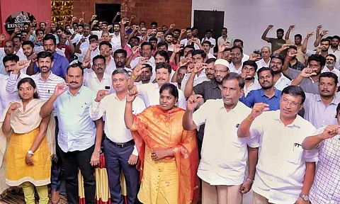 நிகழ்ச்சியில் திருப்பூர் மாவட்ட உணவு பாதுகாப்பு துறை அதிகாரி விஜயலலிதாம்பிகை தலைமையில் கறிக்கடைக்காரர்கள் உறுதிமொழி எடுத்துக் கொண்ட போது எடுத்த படம்.

