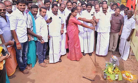 மூலிகுளத்தில்   புனரமைப்பு  பணியை   செல்வராஜ்எம்.எல்.ஏ.,, மாநகராட்சி மேயர் தினேஷ்குமார் ஆகியோர் தொடங்கி வைத்த காட்சி.