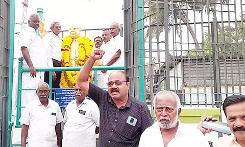 இந்திய கம்யூனிஸ்ட் சார்பில் அம்பேத்கர் சிலைக்கு மாலை அணிவித்து மரியாதை செலுத்தப்பட்டது.&nbsp;
