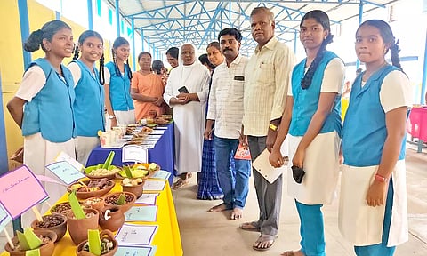 மன்னார்குடி என்.எஸ்.எஸ்.மாணவிகளின் பாரம்பரிய உணவு கண்காட்சி நடைபெற்றது.&nbsp;