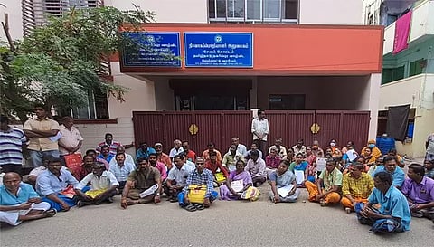 போராட்டத்தில் ஈடுபட்டவர்களை படத்தில் காணலாம்.