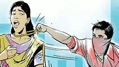 களக்காடு அருகே ஆசிரியையிடம் நகை பறிப்பு