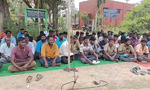 தொழிலாளர்கள் போராட்டம் நடத்திய போது எடுத்த படம்.
