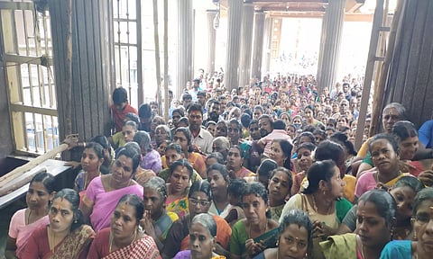 மண்டைக்காடு பகவதி அம்மன் கோவிலில் பக்தர்கள் அம்மனை தரிசனம் செய்தபோது எடுத்த படம்.
