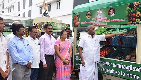 இல்லம்தேடி காய்கனி விற்பனை அங்காடியை மேயர் ராமச்சந்திரன் பார்வையிட்ட காட்சி.
