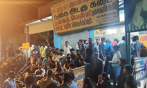 நகையை மீட்க சுழற்சி முறையில் அடகு கடையை கண்காணிக்கும் வாடிக்கையாளர்கள்