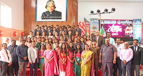 கிறிஸ்துமஸ் விழாவில் ஸ்காட் குழும நிறுவனர்  கிளிட்டஸ் பாபு கலந்து கொண்டு மாணவ, மாணவிகளுக்கு வாழ்த்து கூறினார்.