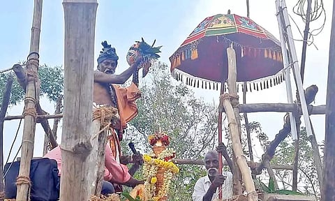 புனிதநீர் ஊற்றி கும்பாபிஷேகம் நடைபெற்றது.