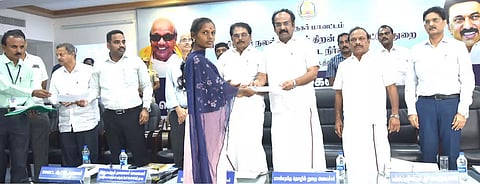 கருத்தரங்கில் வளர் இளம்பருவத் தொழிலாளர்களுக்கு மறுவாழ்வு நிதிக்கான காசோலையை அமைச்சர் சாத்தூர் ராமச்சந்திரன், தங்கம் தென்னரசு, கணேசன் ஆகியோர் வழங்கினர். அருகில் கலெக்டர் மேகநாதரெட்டி, அசோகன் எம்.எல்.ஏ. உள்ளனர்.

