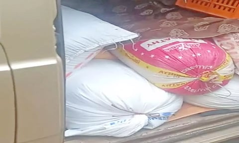 பறிமுதல் செய்யப்பட்ட ரேஷன் அரிசியை படத்தில் காணலாம்&nbsp;