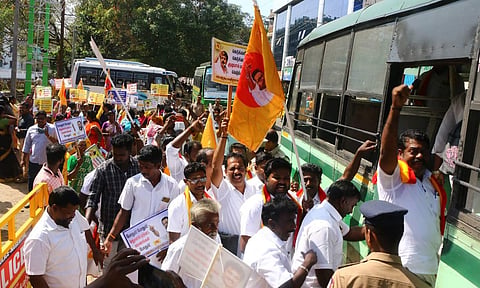 தடையை மீறி உண்ணாவிரத போராட்டம்- சமத்துவ மக்கள் கட்சியினர் 200 பேர் கைது
