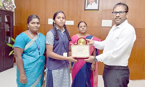 தேசிய நூலக வாரவிழாவையொட்டி போட்டிகளில் வெற்றி பெற்றவர்களுக்கு பாராட்டுச் சான்றிதழ்