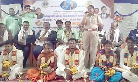 மணமக்களை திரைப்பட பாடல் பாடி வாழ்த்திய பெண் இன்ஸ்பெக்டர் செல்வி.