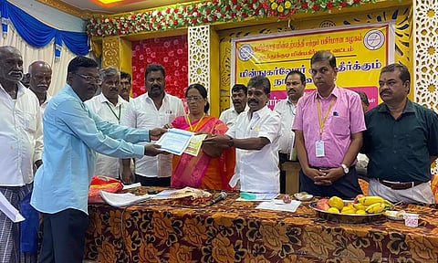 கூட்டத்தில்   சண்முகையா எம்.எல்.ஏ.  மனு வாங்கிய போது எடுத்த படம்.