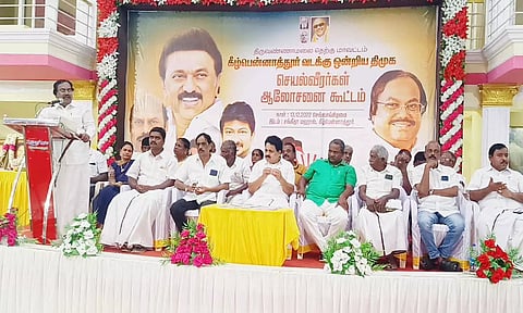 கீழ்பென்னாத்தூர் வடக்கு ஒன்றிய செயல் வீரர்கள் கூட்டத்தில் கலந்து கொண்ட துணை சபாநாயகர் கு.பிச்சாண்டி பேசிய காட்சி.