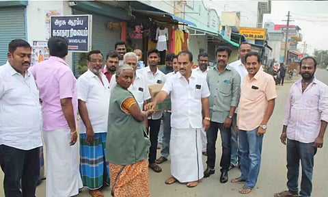 மங்கலம் ஊராட்சி மன்றத்தலைவர் எஸ்.எம்.பி.மூர்த்தி பொதுமக்களுக்கு இனிப்பு வழங்கிய காட்சி.&nbsp;