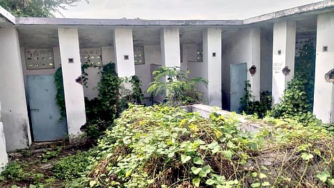 புதர்மண்டி கிடக்கும் பொது கழிப்பறை கட்டிடம்.&nbsp;