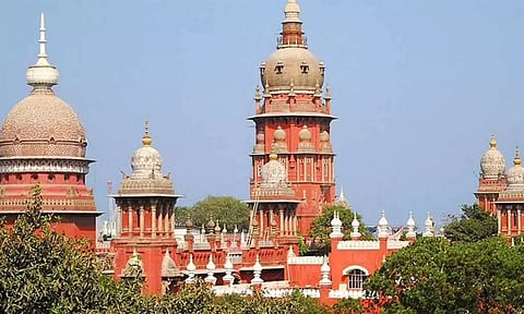 கள்ளக்குறிச்சி மாணவி ஸ்ரீமதியின் செல்போனை காவல்துறையிடம் ஒப்படைக்க வேண்டும்- பெற்றோருக்கு ஐகோர்ட் உத்தரவு
