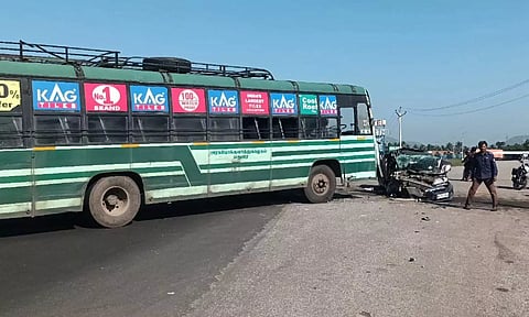 அரசு பஸ் மோதியதில் சேதமடைந்த கார்.