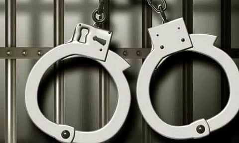 நண்பனின் கழுத்தை அறுத்து கொலை செய்ய முயற்சி வாலிபர் கைது