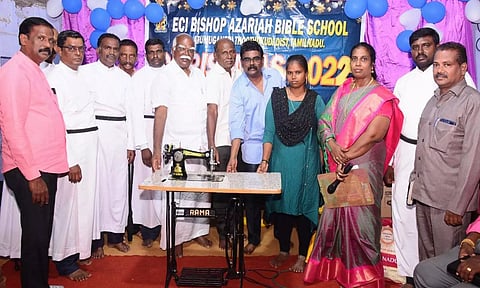 விழாவில் ஒரு பெண்ணிற்கு தையல் எந்திரம் வழங்கப்பட்ட காட்சி.&nbsp;