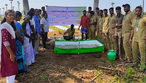 கூடச்சேரியில் அசோலா தீவன உற்பத்தி குறித்து செயல் விளக்கம் அளிக்கப்பட்ட போது எடுத்த படம்.