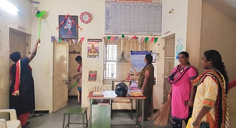 காவல் நிலையத்தில் தூய்மை  பணி