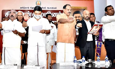 கருத்தரங்கில் அமைச்சர்கள் பழனிவேல் தியாகராஜன், மஸ்தான் மற்றும் பீட்டர் அல்போன்ஸ், கலெக்டர் அனீஷ்சேகர் ஆகியோர் உறுதிமொழி எடுத்து கொண்டனர்.