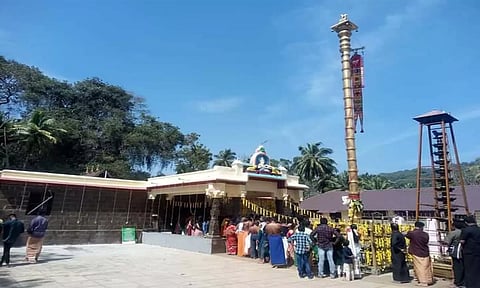 கோவிலில்  திரண்டிருந்த பக்தர்களை படத்தில் காணலாம்.
