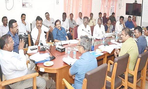 ஆய்வு கூட்டத்தில் மாவட்ட பார்வையாளர் ஆபிரகாம் பேசினார்.