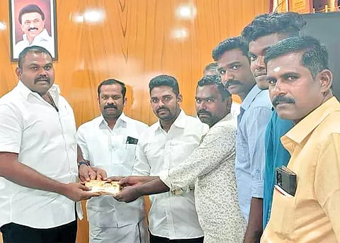  தென்காசி வடக்கு  மாவட்ட தி.மு.க. செயலாளர் ராஜா எம்.எல்.ஏ. நிதி உதவி வழங்கிய காட்சி.